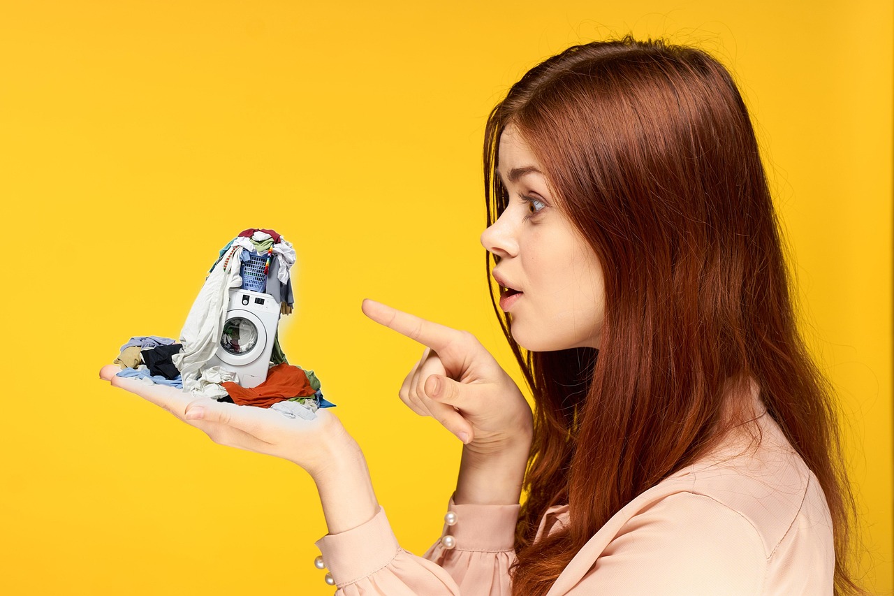 Asciugatrice slim moderna in un ambiente domestico, ideale per spazi ridotti.